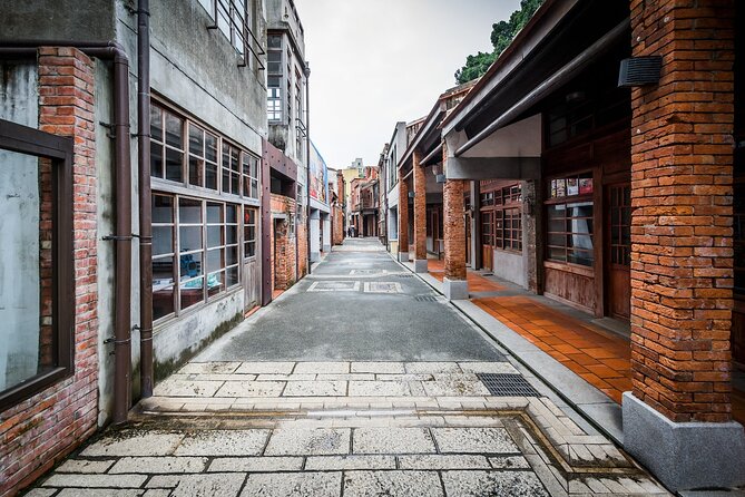 2-Hour Private Longshan Temple Walking Tour - The 7 p.m. route: temple sights and Huaxi Street after dark