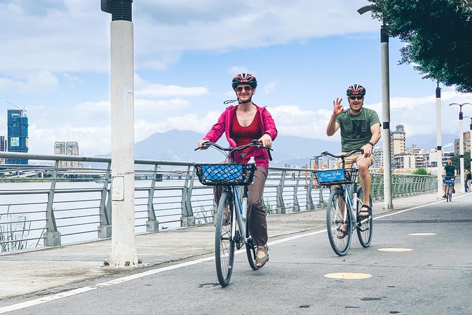 4-Hour Morning Cycling City Tour (incl. breakfast) - The Old City Gate and Chiang Kai-shek Memorial Hall