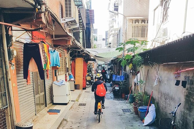 4-Hour Morning Cycling City Tour (incl. breakfast) - Dihua Street and Taipei Xia Hai City God Temple