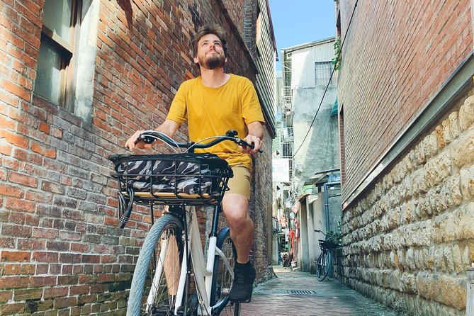 4-Hour Morning Cycling City Tour (incl. breakfast) - Guides, Storytelling, and the Human Side of the Tour