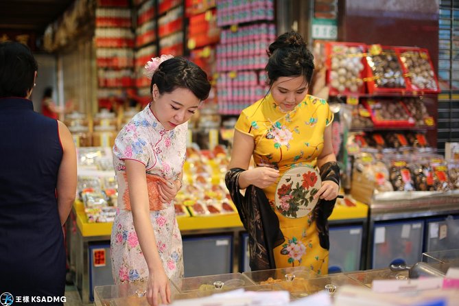 Changing Cheongsam in Dadaocheng, Taipei City - Taking photographs around Dihua Street