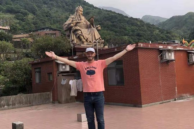 Charlie's Chartered-Private Tour Guide - Yehliu Geopark and the northern coast