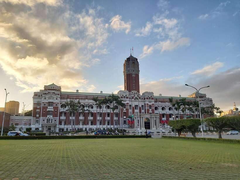 From Keelung: Private Taipei City Landmarks Shore Excursion - Lungshan Temple of Manka: religion you can see in practice