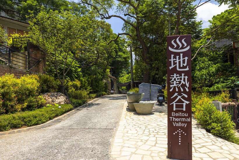 From Taipei: Beitou & Yangmingshan Private Day Tour - Yangmingshan Flower Clock and the rhythm of short stops
