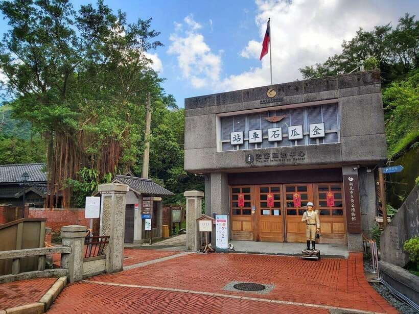 From Taipei: Old Gold Rush Town Jiufen Guided Night Tour - Ending at Raohe Street Night Market or MRT Zhongxiao Xinsheng