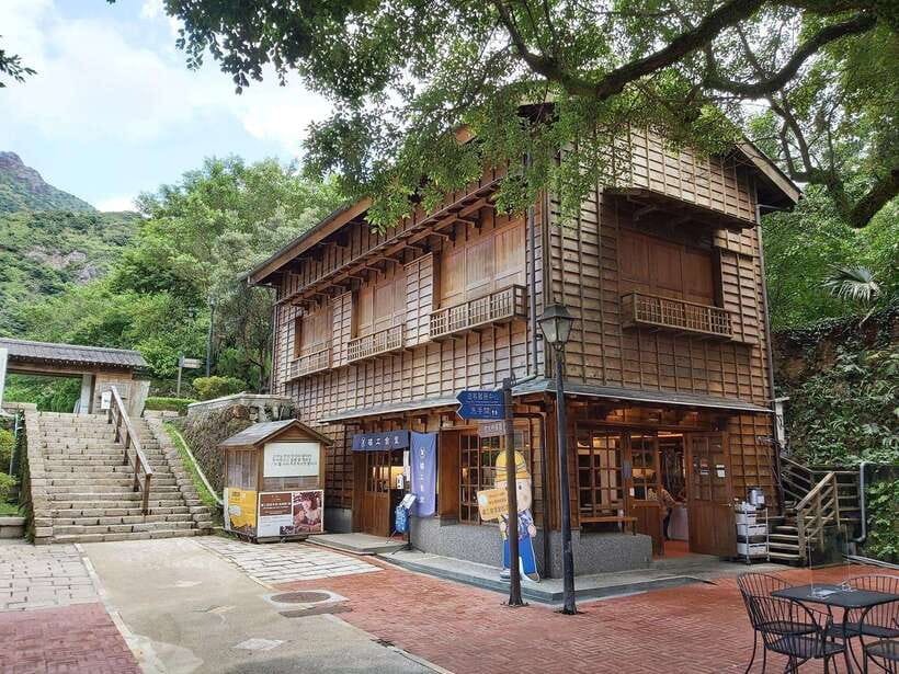 From Taipei: Old Gold Rush Town Jiufen Guided Night Tour - Baoshishan Lookout and the Bay of Two Colors