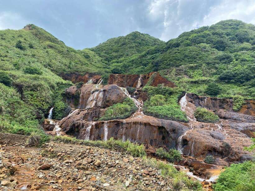 From Taipei: Old Gold Rush Town Jiufen Guided Night Tour - ShueiNanDong Golden Waterfall and the science beneath the color