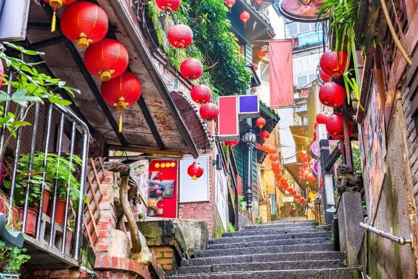 From Taipei: Shifen, Jiufen, and Yehliu Guided Day Trip - Yehliu Geopark and the Queen’s Head