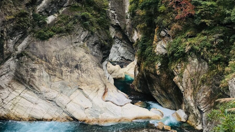From Taipei: Taroko Gorge Private Tour - Cimu Bridge and the symbols in the stone