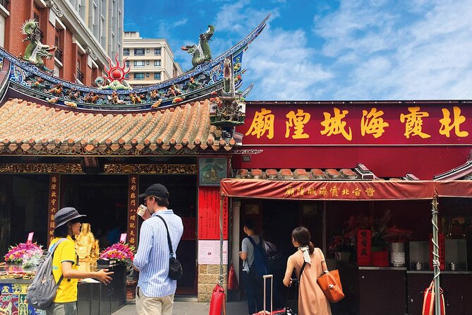 Full Day Tour in National Palace Museum, Beitou and Dadaocheng - Two and a half hours among the treasures of the National Palace Museum