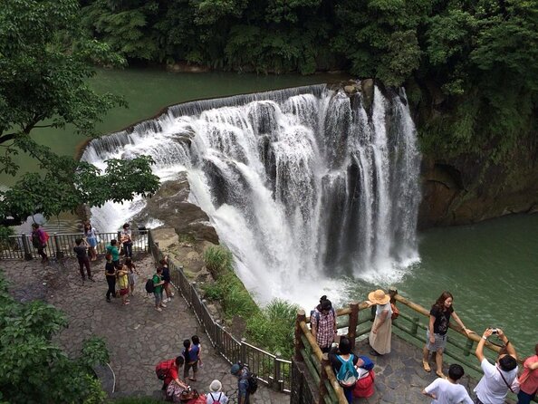 Half Day Private Tour to Jiufen, Shifen Waterfall & Pingxi Sky Lantern - The strange colors of Yin Yang Sea