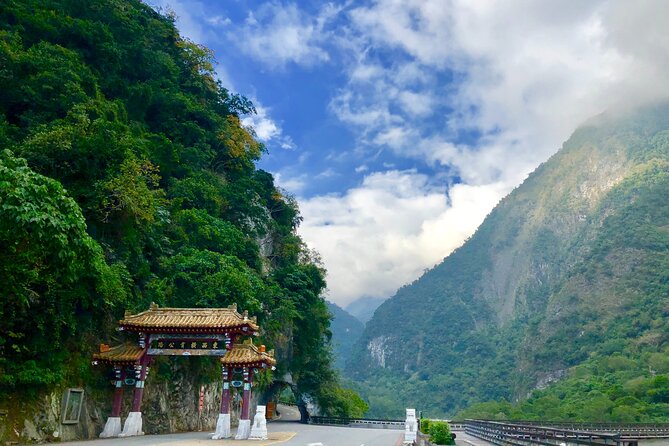 Hualien Taroko Day Tour From Ximending - Walking the Swallow Grotto Trail