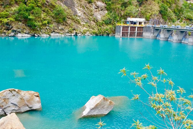 Hualien Taroko Day Tour From Ximending - The Yilan Cake Factory visit