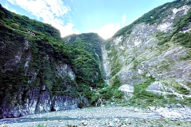 Hualien Taroko Day Tour From Ximending - The Su-Hua Highway and the three-hour ride
