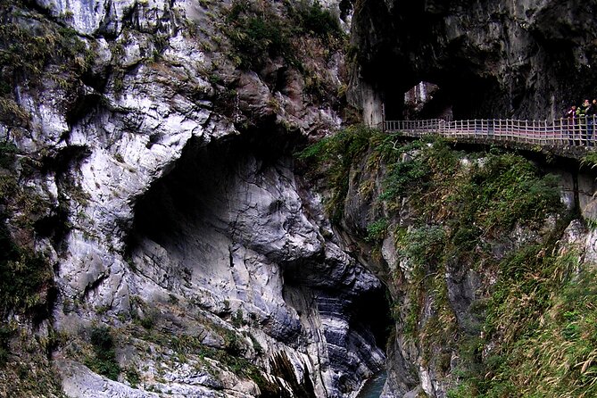 Hualien & Yilan Private Car Tour to Spectacular Natural Wonders - Liyu Lake for lunch and a slower pace