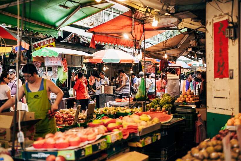 Iconic Food Tour: Local Street Food, Drinks & Sites - Starting at Yongchun Station and Entering Xinyi Market