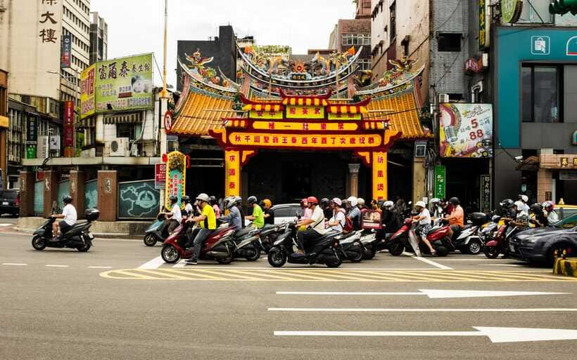 Keelung: Guided Walking Tour with Snacks and Drink - Ren’ai Day Market: watching the city work