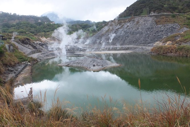 One-day Yangmingshan NP Beitou Hot Spring Park and Tamsui Tour Package - Yangmingshan National Park in two hours