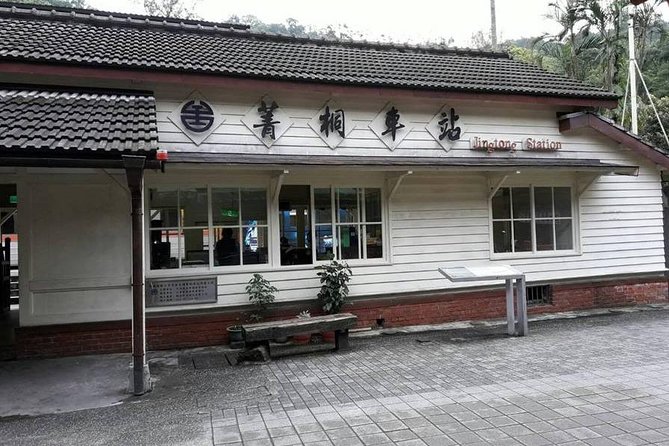 Pingxi Sky Lantern Flying, Shifen Old Street Stroll (morning 5 hours) - Jingtong Station and a Slower Railway Stop