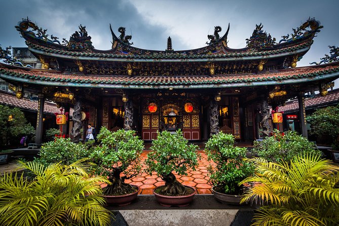 Private Car: 8 Hour Highly Customized Taipei City Exploration! - Taipei Confucius Temple: quiet details in a busy city