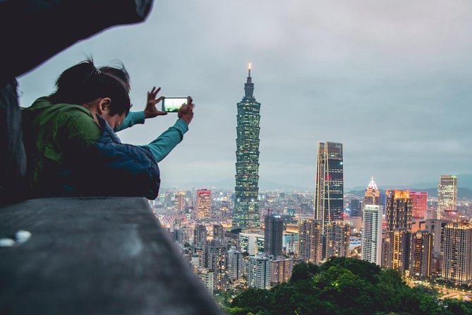 Private Custom Taipei Airport Layover Tour - Meeting your guide at Taiwan Taoyuan Airport