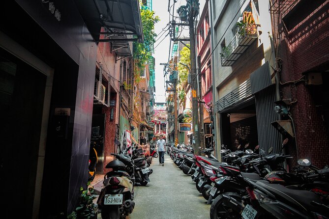 Private Keelung Cultural Walk: Markets, Streets & Local Life - Ren’ai Market and everyday Keelung