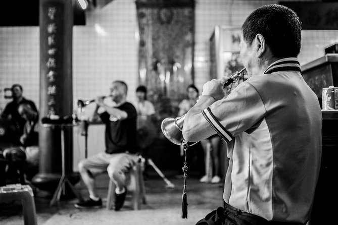 Private Keelung Cultural Walk: Markets, Streets & Local Life - Guides who make the walk personal
