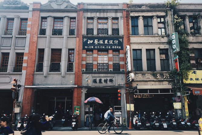 Private Longshan Temple and Dadaocheng Walking Tour - Four details that shape the experience