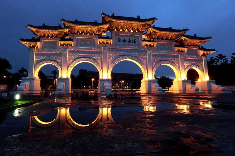 Private Night Tour: Taipei City Highlights - Raohe Night Market for food and local rhythm