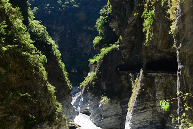 Private Taroko Gorge Day Tour from Hualien with Local Expert - Qingshui Cliff and the Pacific below