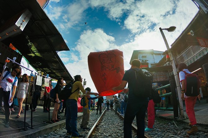 Private Tour to Jiufen, Yehliu Geopark, and Pingxi - Guides make the difference