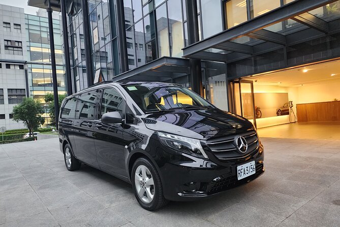 Private Transfer from Taoyuan airport Taiwan to Taipei - Leaving Taoyuan Airport with a name sign