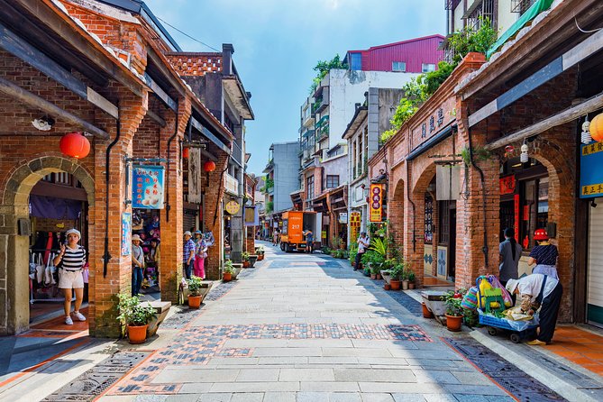 Sip & Savor: Maokong Tea & Shenkeng Stinky Tofu Private Day Tour - Why this Taipei day trip works