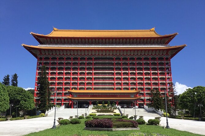 Small-Group: Classic Taipei Landmarks Day Tour - Finding a working place of worship at Longshan Temple