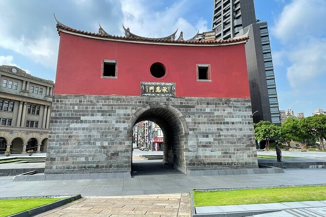 Small-Group: Classic Taipei Landmarks Day Tour - Wandering through Dihua Street and Dadaocheng