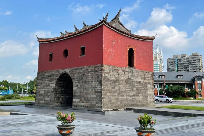 Small-Group: Classic Taipei Landmarks Day Tour - Passing through Yongle Market