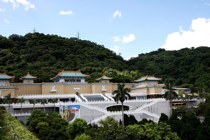 Small-Group: Classic Taipei Landmarks Day Tour - Understanding Taiwan at Chiang Kai-shek Memorial Hall