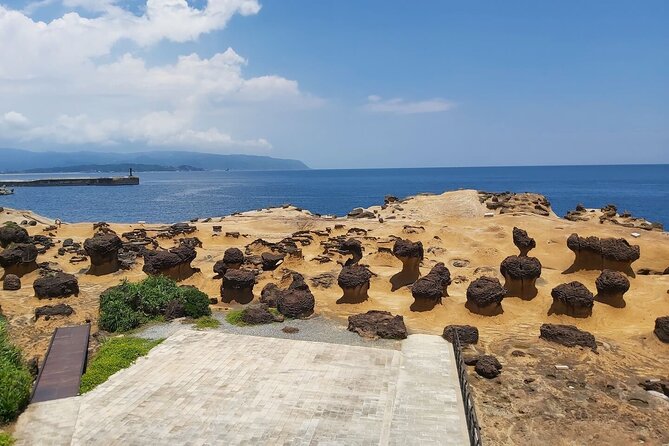 Small-Group: Yehliu, Jiufen & Pingxi Day Tour from Taipei - Yehliu Geopark and the Queen’s Head