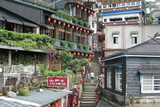 Small-Group: Yehliu, Jiufen & Pingxi Day Tour from Taipei - Shifen Old Street and the sky lantern tradition
