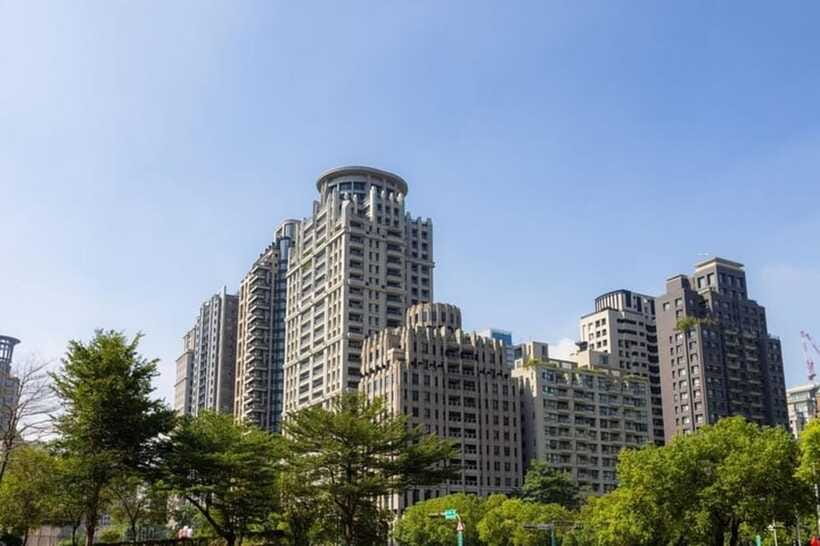Taichung City: Sightseeing Walking Tour with a Local Guide - National Taiwan Museum of Fine Arts as the cultural finish