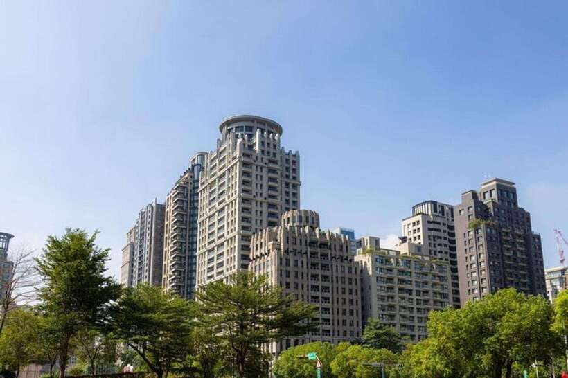 Taichung City: Sightseeing Walking Tour with a Local Guide - National Taichung Theater, a bold opening stop