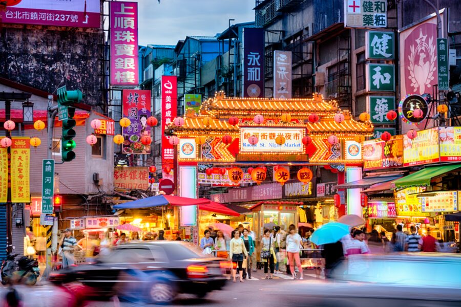 Taipei: 2-Hour Raohe Night Market Walking Tour - What the Guides Add to the Experience