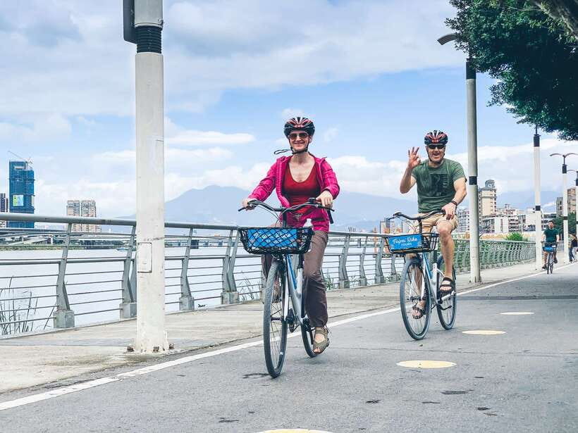 Taipei: 4-Hour Morning City Cycling Tour with Breakfast - Shuanglian Morning Market and Wenchang Temple