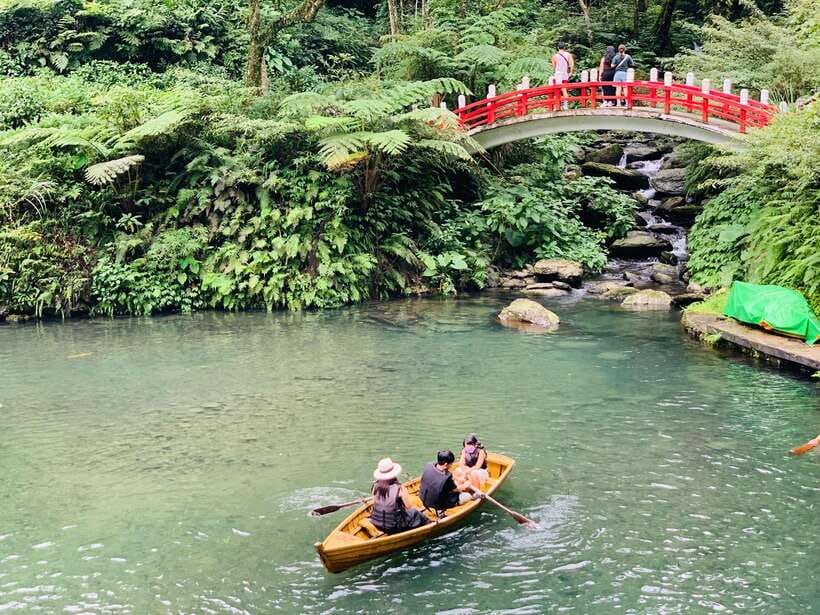 Taipei: 8 Hours Private Day Tour in Wulai with Benz Vito - The Mercedes Vito and the full-day rhythm