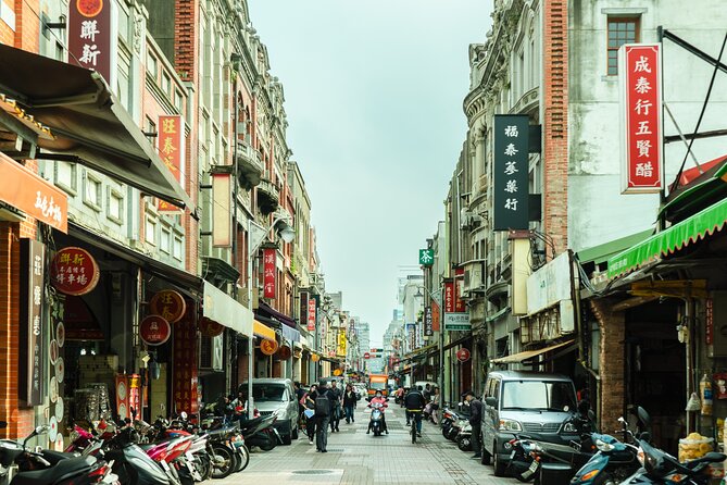 Taipei: Book A Private Local Host For 6 Hrs Customized Experience - Choosing Between Famous Sights and Local Neighborhoods