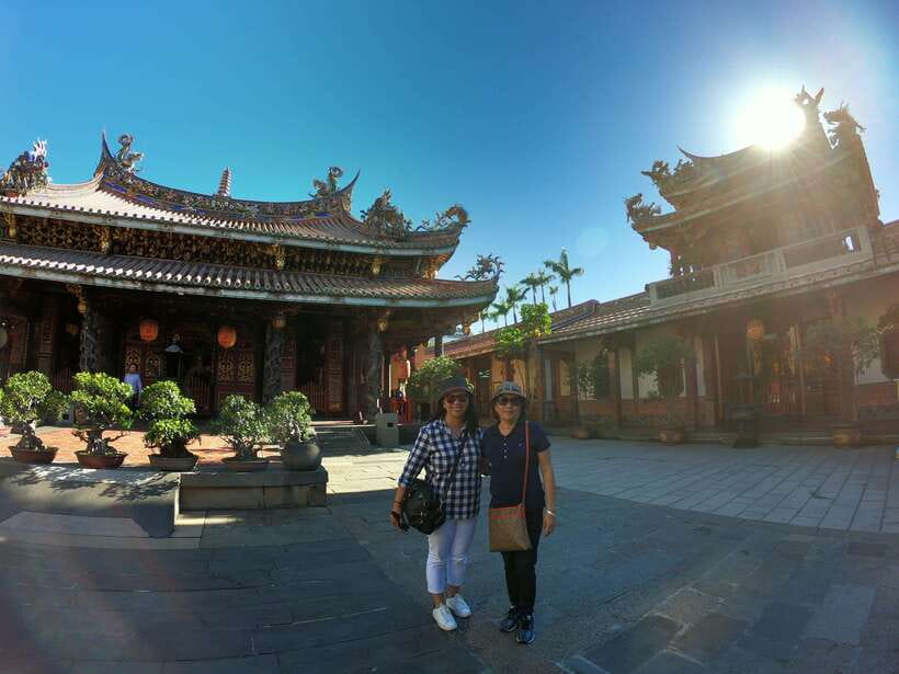 Taipei: City Highlights Private Sightseeing Tour with Guide - Dalongdong Baoan Temple and Taipei’s traditional side