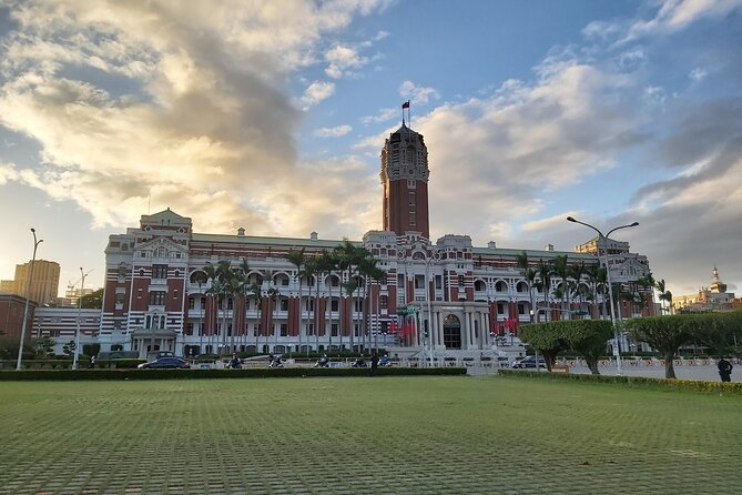 Taipei City Morning Tour with National Palace Museum entry - Longshan Temple and living religious practice