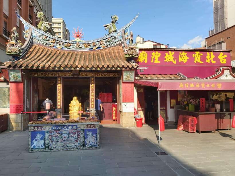 Taipei: Classic Landmarks Day Tour - Lungshan Temple and the logic of Taiwanese prayer