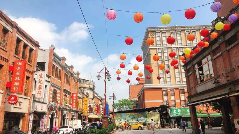 Taipei: Classic Landmarks Day Tour - Guides, vehicles, and the pace of the day