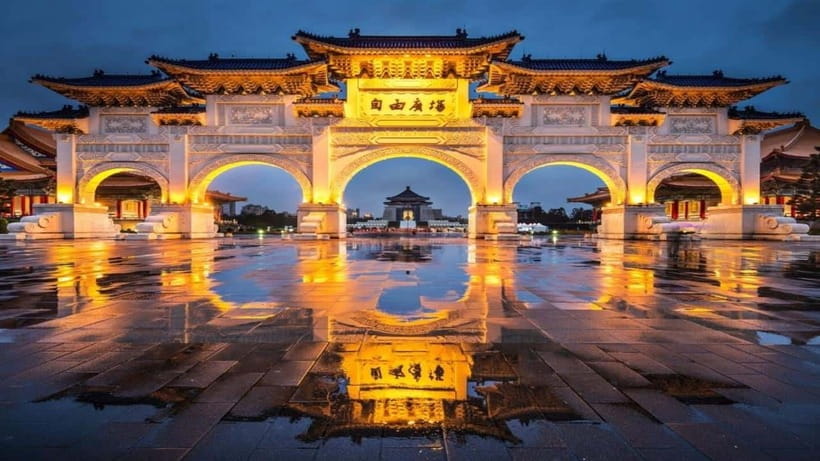 Taipei: Highlight Attractions Walking Tour - Guangzhou Street, where the city feels local